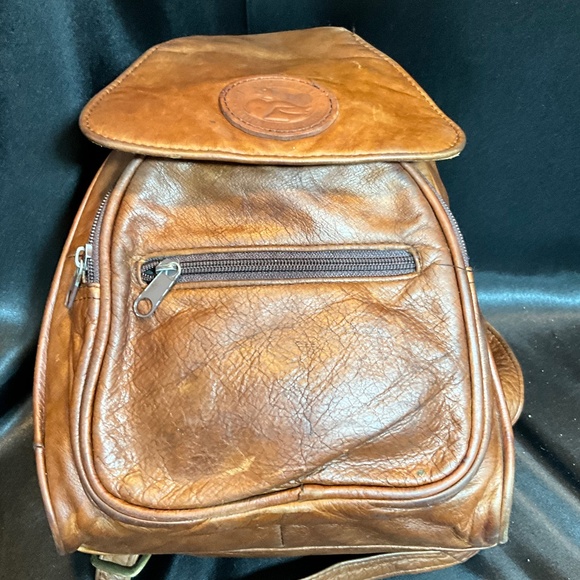 Golden Duck leather backpack/shoulder bag.   5-H7Ca - Picture 8 of 10